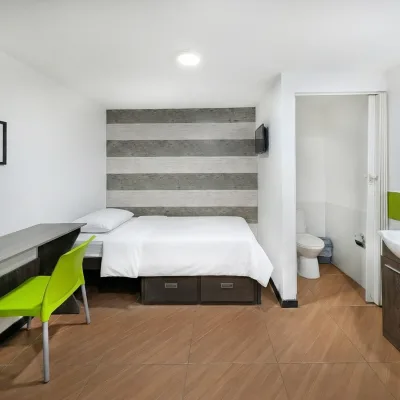 Habitación individual con escritorio y baño privado