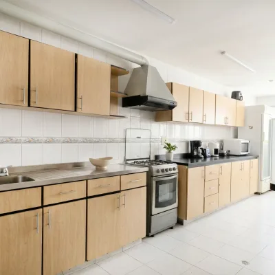 Cocina compartida con estufa y menaje