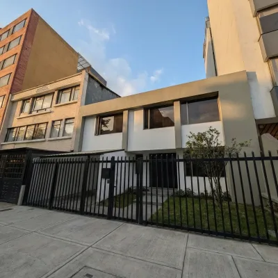 Ingreso a InnHouse Bogotá, barrio Belalcázar