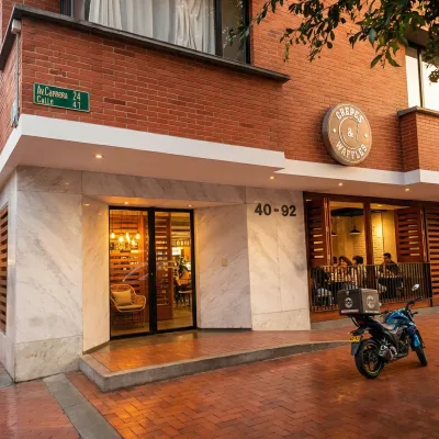 Entrada a la residencia sobre la Carrera 28